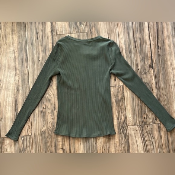 NEW Calvin Klein Jeans Long Sleeve Women’s Top, Size XS, Olive Green, NWOT - Picture 2 of 4